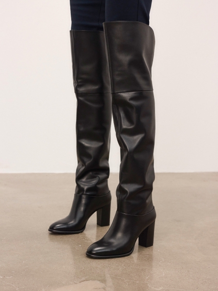 Černí mušketýři na sloupu MORLYNN