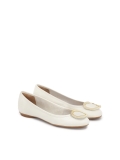 Bílé kožené baleríny zdobené kovovou broží SEVILLA