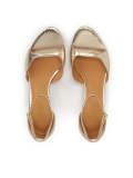 Zlaté kožené sandály s reliéfem a nízkým podpatkem LUCIA