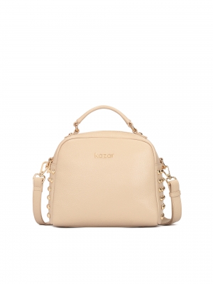 Kabelka z kůže zdobená nýty