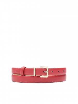 Červený úzký pásek v minimalistickém stylu