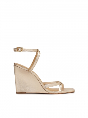 Zlaté sandály na platformě