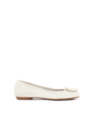Bílé kožené baleríny zdobené kovovou broží