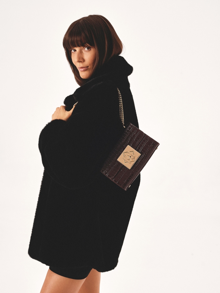 Bordó kabelka s reliéfním vzorem a řetízkem VIENA