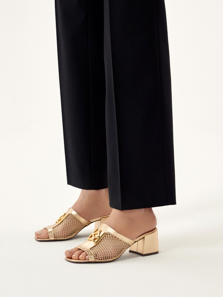 Ažurové zlaté mulety zdobené monogramem SAGE