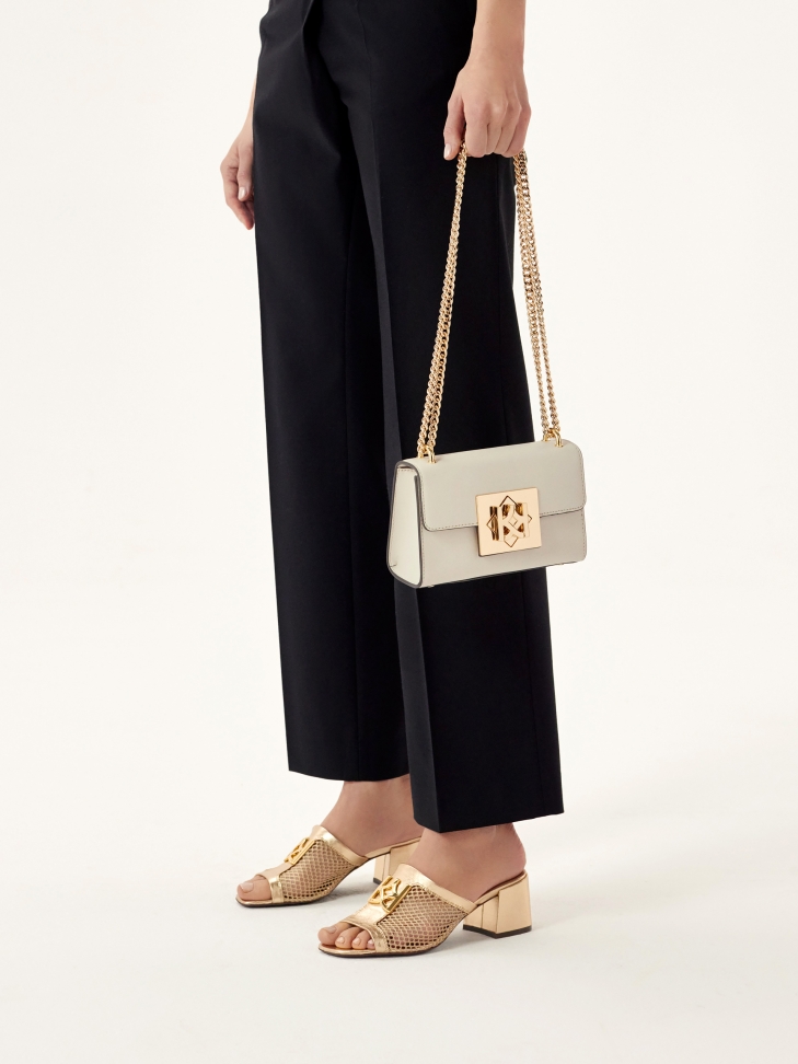 Ažurové zlaté mulety zdobené monogramem SAGE