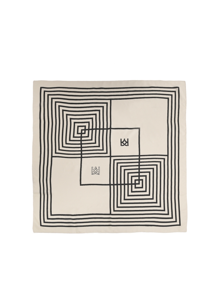 Béžová hedvábná šála s geometrickým černým vzorem HAMLEY