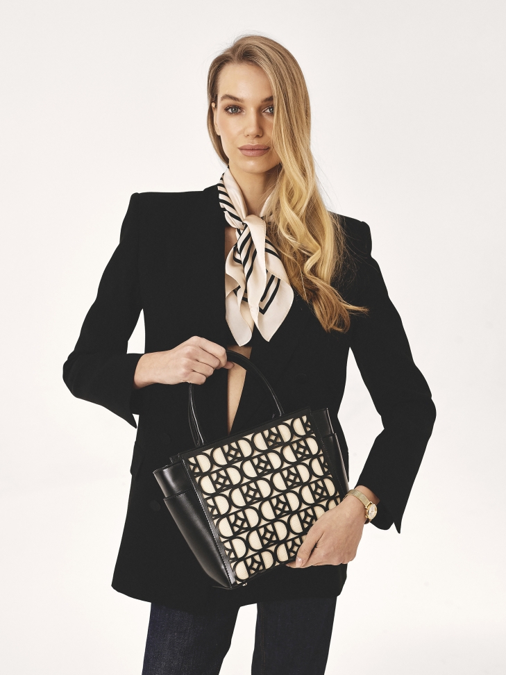 Béžová hedvábná šála s geometrickým černým vzorem HAMLEY