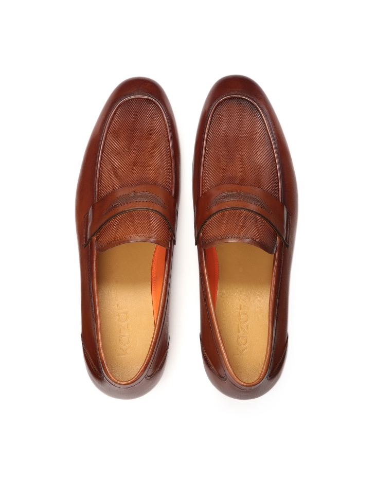 Hnědé mokasíny zdobené koženým reliéfem KUNAR