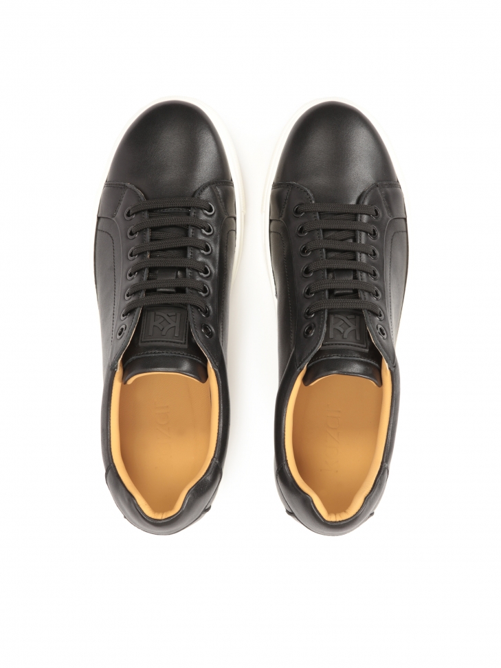 Černé tenisky na bílé podrážce AJAKS