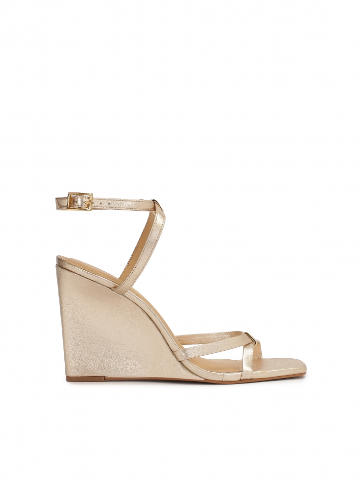 Zlaté sandály na platformě SONNIE