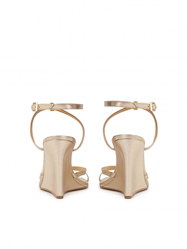 Zlaté sandály na platformě SONNIE