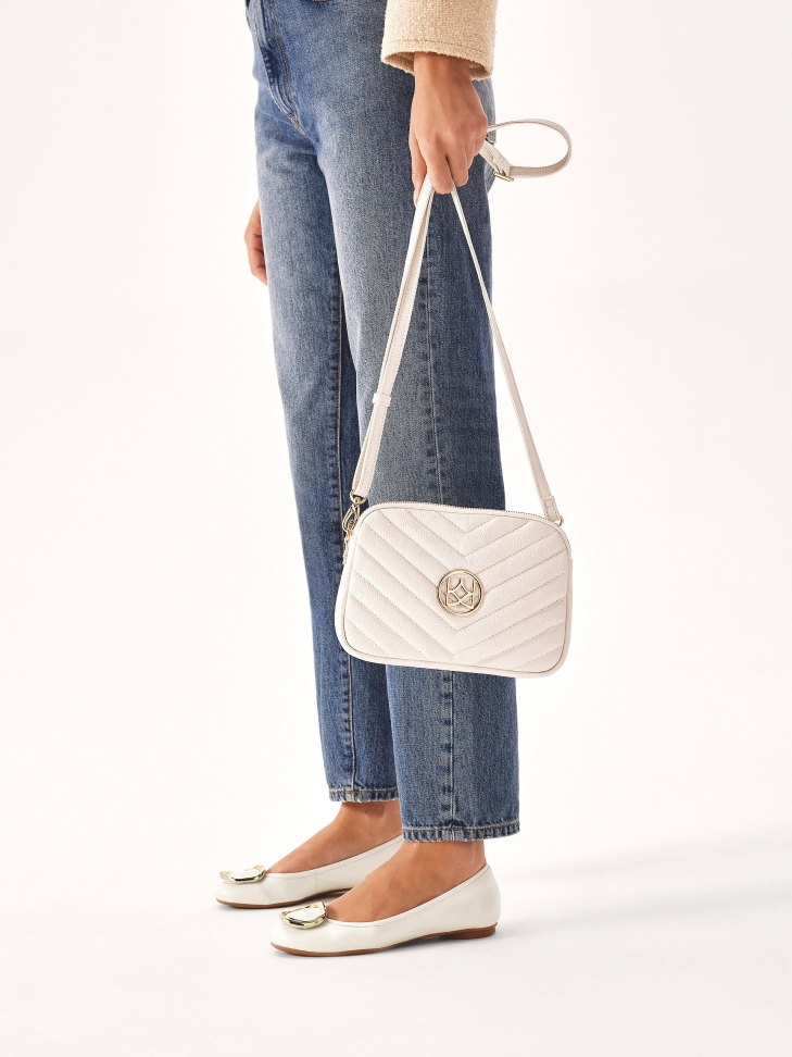 Bílé kožené baleríny zdobené kovovou broží SEVILLA