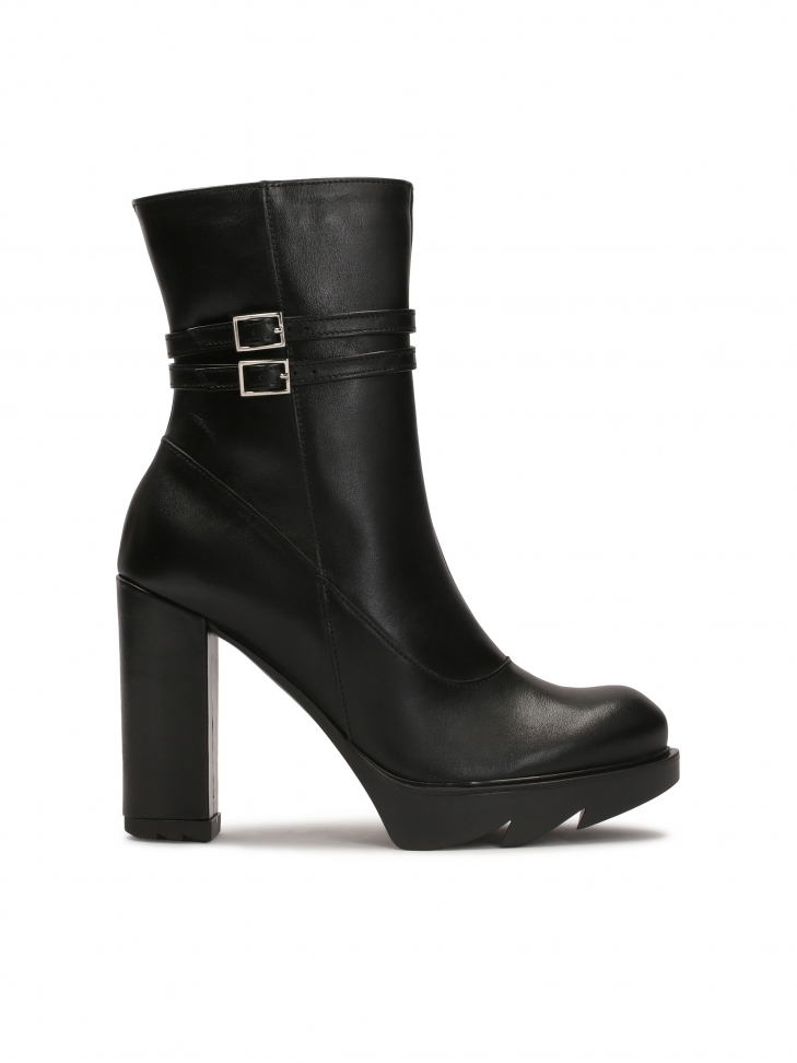 Černé boty na sloupku  BALIN