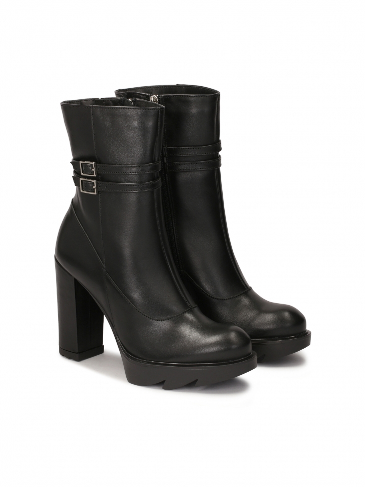 Černé boty na sloupku  BALIN