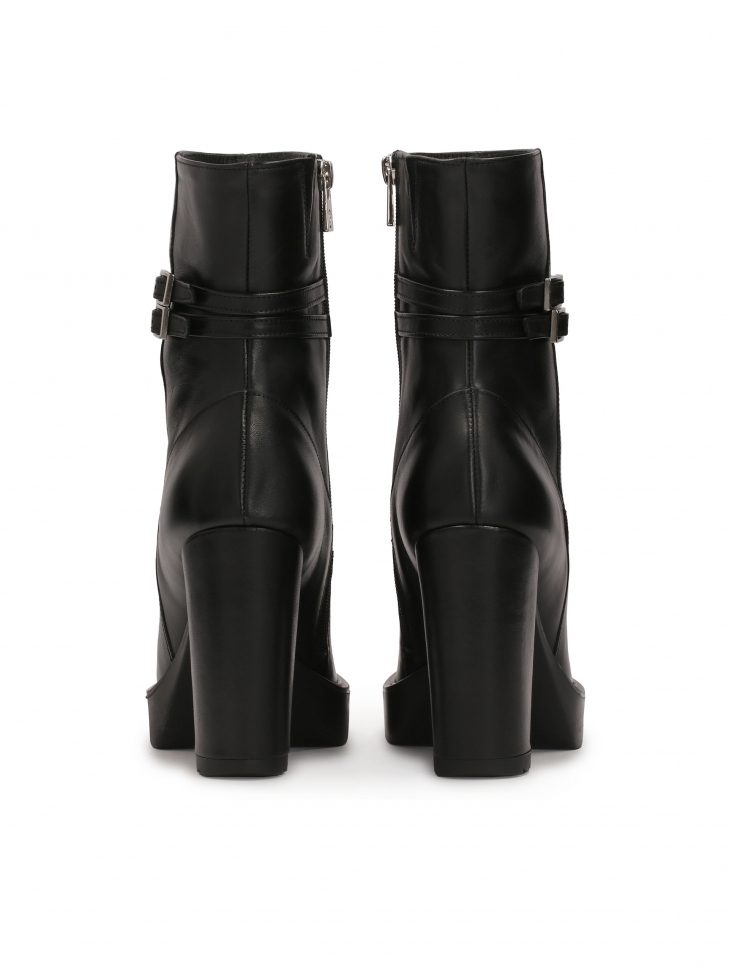 Černé boty na sloupku  BALIN