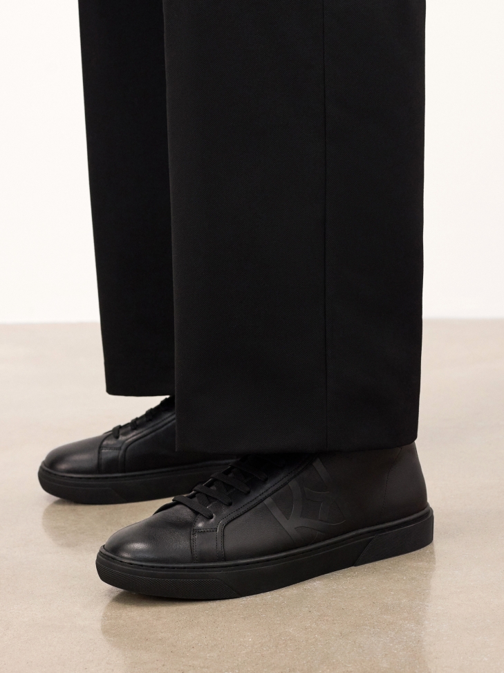 Černé kotníkové tenisky z přírodní kůže s vyraženým logem AUGUSTINNO