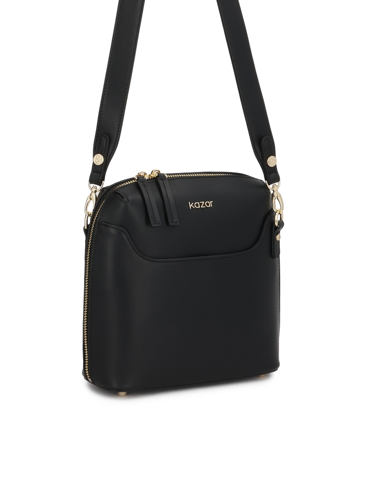 Černá kožená poštovní brašna s přední kapsou CARIN